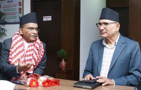 नवनियुक्त गभर्नर डा. पौडेलले अर्थमन्त्रीसँग गरे भेटवार्ता