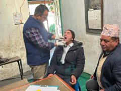 तस्बिरमा हेर्नुहोस् केएमसीले रोल्पामा गरेकाे बिरामीको निःशुल्क स्वास्थ्य परीक्षण