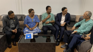 रवि लामिछानेलाई बाबुराम भट्टराईको साथ, गरे हस्ताक्षर