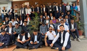 मन्त्रालयको गेटअगाडि ट्रेड युनियनहरूको धर्ना