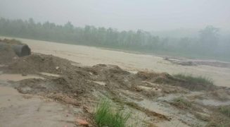 नवलपुरमा डाइभर्सन बगाएपछि फेरी पूर्वपश्चिम राजमार्ग अवरुद्ध