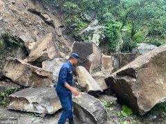 पहिरोले कर्णाली राजमार्ग अवरुद्ध