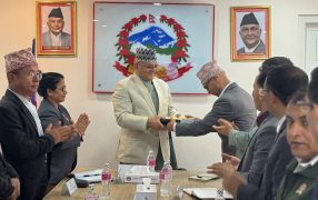गण्डकीको प्रशासनिक पुनरावलोकन प्रतिवेदन मुख्यमन्त्री पाण्डेलाई हस्तान्तरण