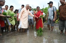 राष्ट्रपति पौडेल धान रोपाइँमा सहभागी