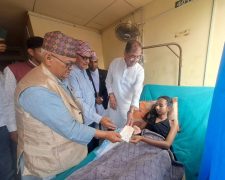 तीनकुने घटनाका घाइते खत्रीलाई सहयोग रकम प्रदान