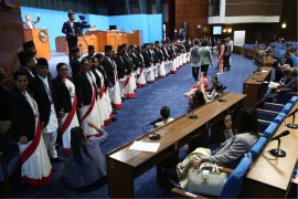 रास्वपाका सांसदहरू वेल अगाडि धर्ना स्वरूप पलेँटी कसेर बसे