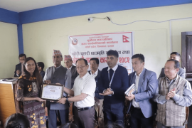 छोरी बुहारीलाई उच्च शिक्षामा छात्रवृत्ति दिँदै सूर्योदय नगरपालिका