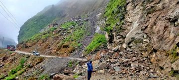 सुक्खा पहिरोले बेनी-जोमसोम सडकमा यातायात अवरुद्ध