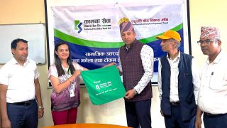 कामना सेवा विकास बैंकद्धारा पशुपति क्षेत्र विकास कोषलाई जुत्ता झोला र टोकन हस्तान्तरण