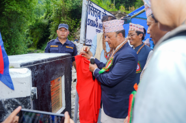 सङ्खुवासभामा मोटरेबल पुल उद्घाटन गर्दै मन्त्री खड्का