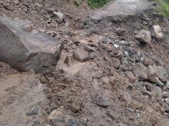सिन्धुपाल्चोकको भोटेकोशी गाउँपालिका–५ इकुमा पहिरो, अरनिको राजमार्ग अवरुद्ध