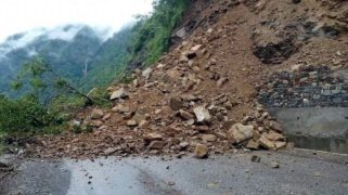 पहिरोका कारण तातोपानी नाका पूर्णरूपमा बन्द