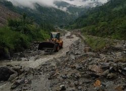 सिन्धुपाल्चोकको जुरेमा पहिरो, सडक बन्द