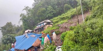 पर्वतको लाङ्दी पहिरो :  पुरिएका दम्पतीमध्ये श्रीमान् मृत फेला, श्रीमतीको खोजी जारी