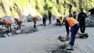 लिङ्दे खोलामा बाढीपछि हराएका व्यक्तिहरुको खोज तथा उद्धार गरिदैँ (तस्बिरहरु)