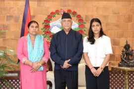 प्रधानमन्त्री ओलीले भेटे विपिन जोशीकी आमा र बहिनी, रिहाइका लागि सरकार प्रतिबद्ध