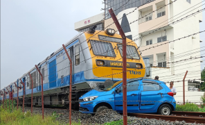 जनकपुरमा कार र रेल एक आपसमा ठोक्किए