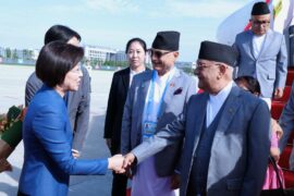 चीन पुगेका प्रधानमन्त्री ओलीले राष्ट्रपति सी चिनफिङसँग भेटवार्ता गर्दै