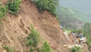 राप्ती राजमार्ग अवरुद्ध: दाङ–सल्यान सडक पहिरोले बन्द