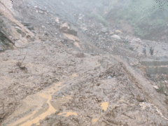 वर्षाले १३ स्थानमा सडक अवरुद्ध