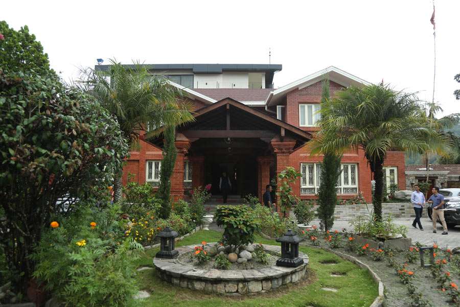 देउवा निवासमा उग्र प्रदर्शन, तोडफोड र आगजनी