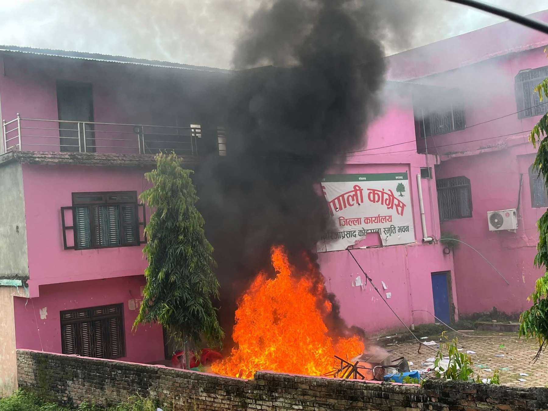 भण्डारी निवासमा तोडफोड, एमाले पार्टी कार्यालयमा आगो लगाइयो