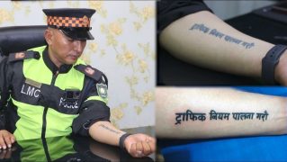 हातको ट्याटू पुनर्लेखन गरेर सीतारामको सन्देश– ट्राफिक नियम पालना गरौँ !