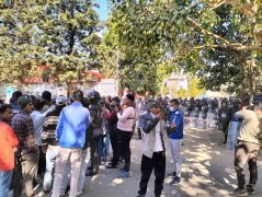 हलभित्र कार्यक्रम, बाहिर महेश बस्नेतविरुद्ध नाराबाजी