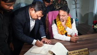 मधेसका मुख्यमन्त्री यादवले गरे पदभार ग्रहण, शहीदलाई मधेस रत्न दिने पहिलो निर्णय