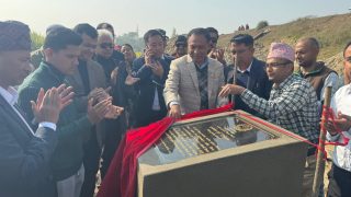 दौलतपुरघाट झोलुङ्गे पुलको कुलमान घिसिङबाट शिलान्यास