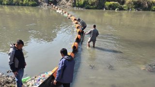 बागमती नदीमा तैरिने फोहोर पदार्थहरू संकलन गर्न राखियो ट्रास बेरियर