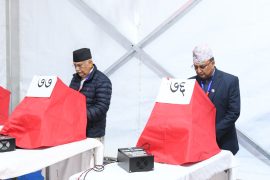 एमाले नेतृत्व चयन गर्न यसरी भइरहेको छ मतदान (तस्बिरहरु)