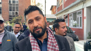 अदालत पुगेका रवि लामिछाने भन्छन् : ओलीले लगाएको गुन तिर्न आएको हुँ