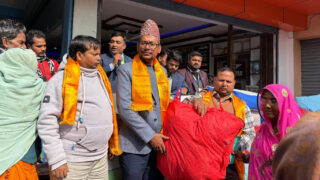 कामना सेवा विकास बैंकद्वारा लहानका विपन्न परिवारलाई फाईबर सिरक वितरण