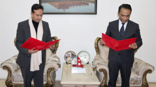 नबिल बैंकका अध्यक्ष निर्वाण कुमार चौधरीद्वारा नेपाल राष्ट्र बैंकका गर्भनरबाट शपथ ग्रहण