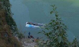 काठमाडौंबाट ओखलढुंगा गइरहेको बस तामाकोशी नदीमा खस्यो