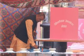 कांग्रेस सभापति गगन थापाले गरे मतदान