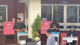 मत हालेपछि रवि लामिछानेले ढोगे मतपेटिका
