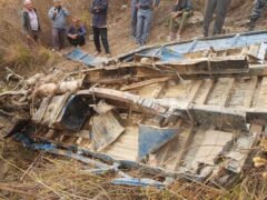 रामेछापमा निर्वाचन कर्मचारी र सामाग्री बोकेको गाडी दुर्घटना
