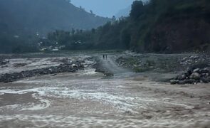 रोशी खोलामा पानीको सतह बढेपछि बिपी राजमार्ग बन्द