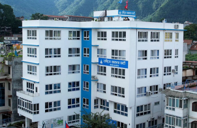 सांसदलाई डिजिटल प्लेटफर्म ‘आरएसपीइआरएस’ बारे अभिमुखीकरण गर्दै रास्वपा