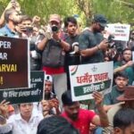 शिक्षामन्त्रीको राजीनामा माग्दै भारतमा कक्रोच जनता पार्टीको प्रदर्शन