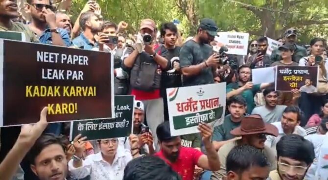 शिक्षामन्त्रीको राजीनामा माग्दै भारतमा कक्रोच जनता पार्टीको प्रदर्शन
