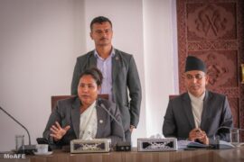 माइतीघरमा गोलभेँडा फ्याँकेर प्रदर्शन गर्ने किसानसँग कृषिमन्त्री चौधरीले गरिन् छलफल