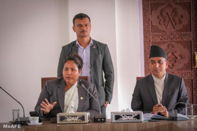 माइतीघरमा गोलभेँडा फ्याँकेर प्रदर्शन गर्ने किसानसँग कृषिमन्त्री चौधरीले गरिन् छलफल