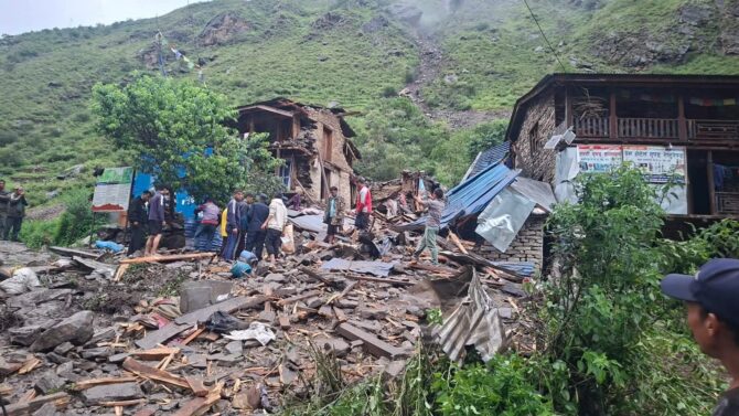 ढुङ्गासहित आएको पहिरोले बालकको मृत्यु, बुबा र आमा घाइते