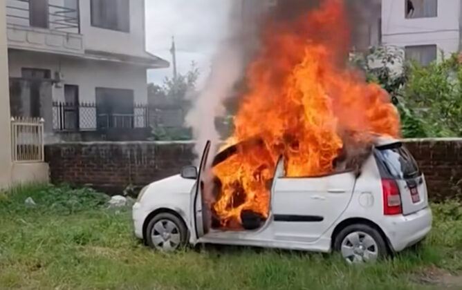 कीर्तिपुरमा रोकिराखेको निजी गाडीमा आगलागी, चालकको मृत्यु