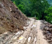 मेची राजमार्गको माइखोला खण्डमा सडक भासियोः चार जिल्लाको आवागमन ठप्प