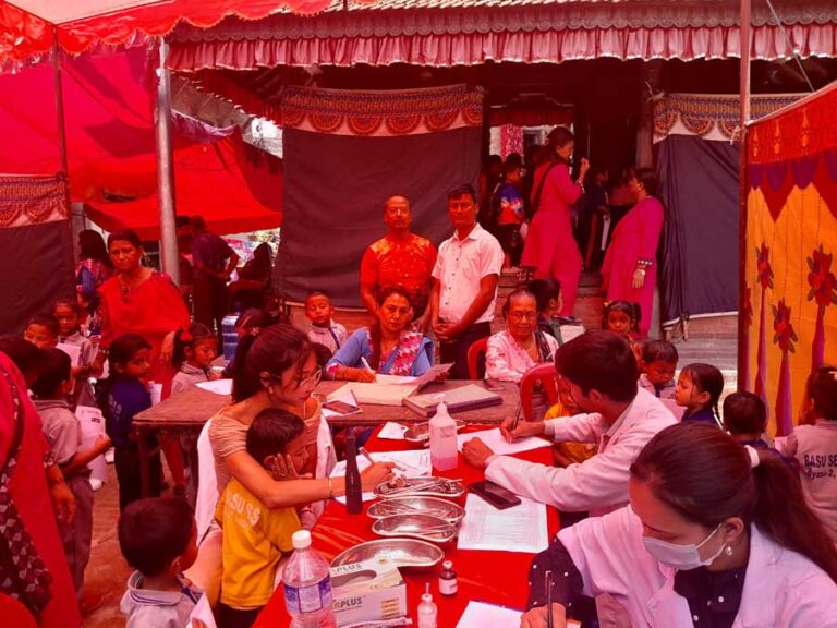 केएमसीको निःशुल्क स्वास्थ्य शिविर भक्तपुरको ब्यासीमा, साढे सात सयको उपचार