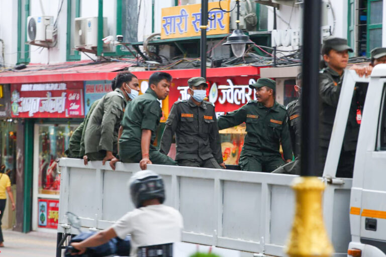गणेश नेपाली प्रकरणपछि सडकबाट हराएका नगर प्रहरी फेरि फर्किए सडकमा (तस्विरहरू)